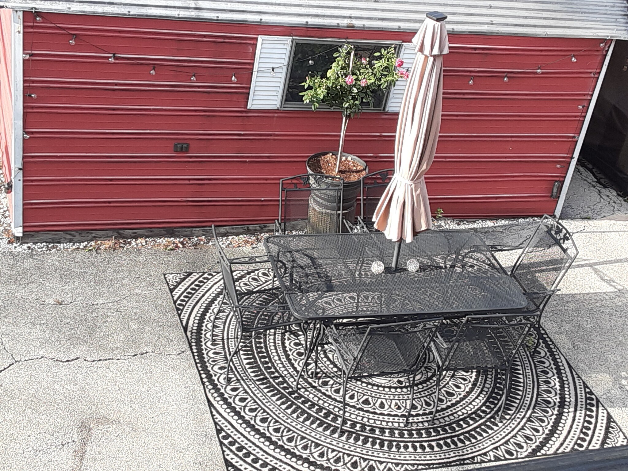 Plenty Of Extra Room For B.B.Q. & Enjoying A Meal! Behind Is Our Cute, Red Barn Storage Shed. - 2 N Broadway Ave