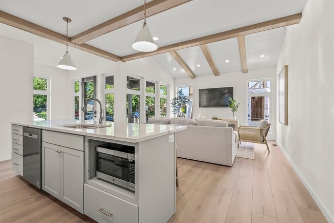 Building Photo - 844 Clay St