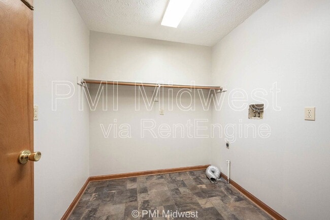 Building Photo - 406 Tulip Dr