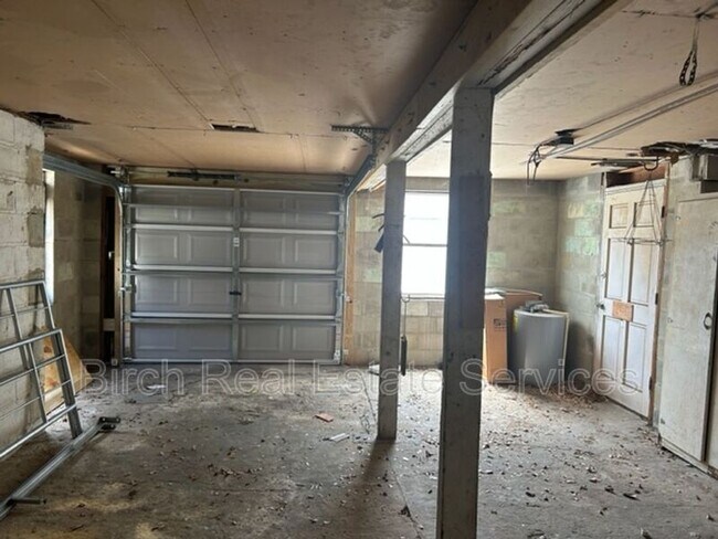 Building Photo - 837 10th Ave N