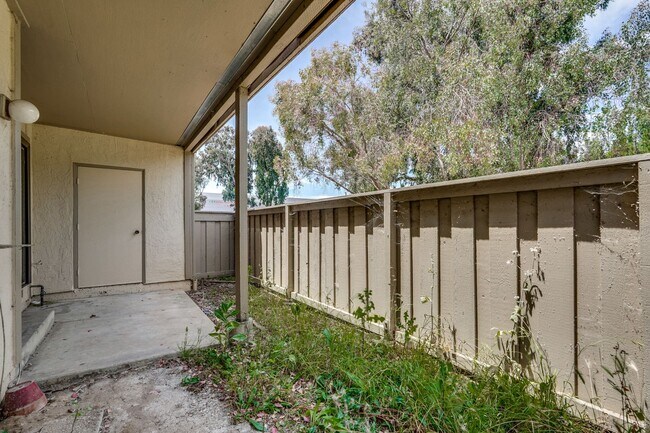 Building Photo - 1st floor corner unit - In Door Laundry- Easy Access to 880 and 237