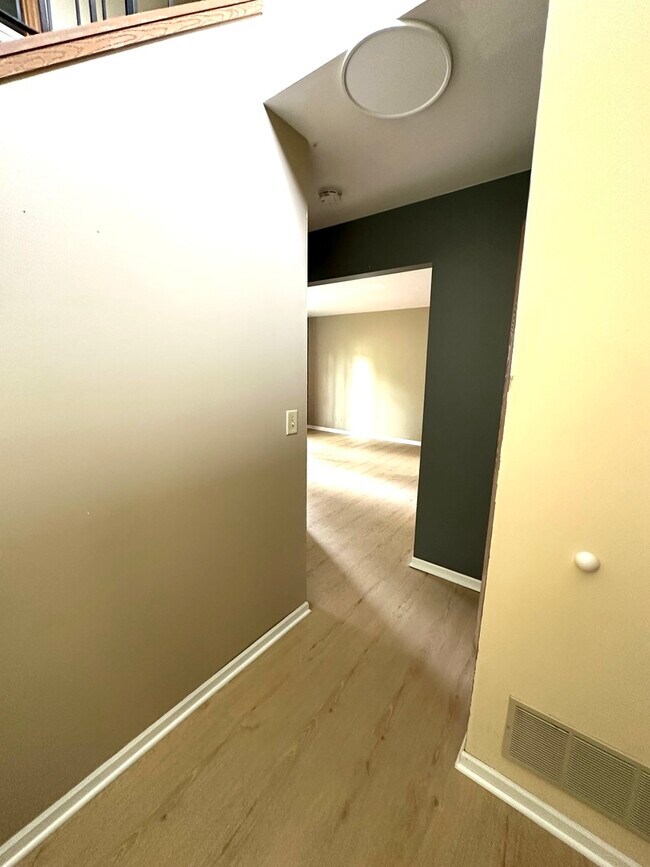 Building Photo - 2303 Woodview Ln