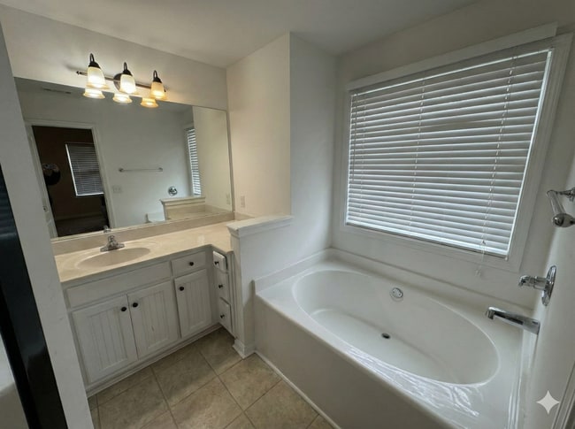 Building Photo - 4 Bedroom Downtown Beauty!