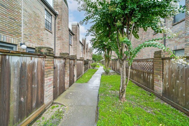 Building Photo - 9850 Pagewood Ln