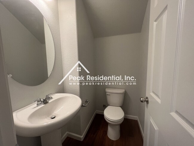 Building Photo - Newer 3bd/2.5 ba Home with 1 Car Garage in Gated Community