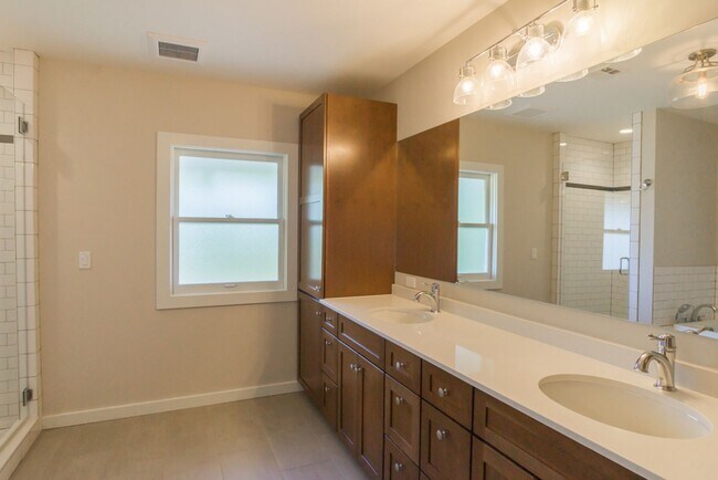 Building Photo - 6bd/3.75ba Seattle Home