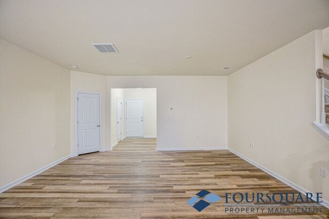 Building Photo - End-unit Townhouse | Open floor plan | RDU...