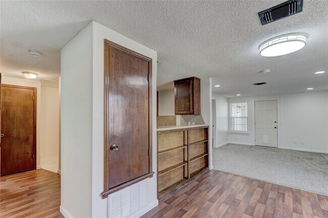 Building Photo - 2121 Meench Dr