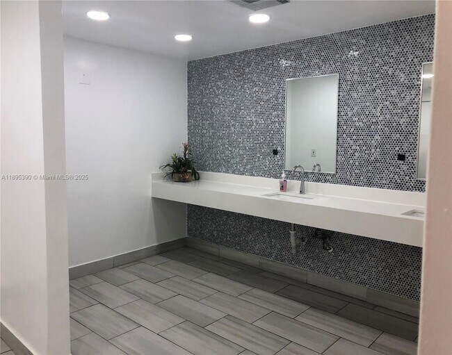 Building Photo - 16919 N Bay Rd