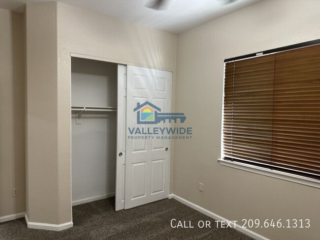 Building Photo - 2555 Crestmore Cir
