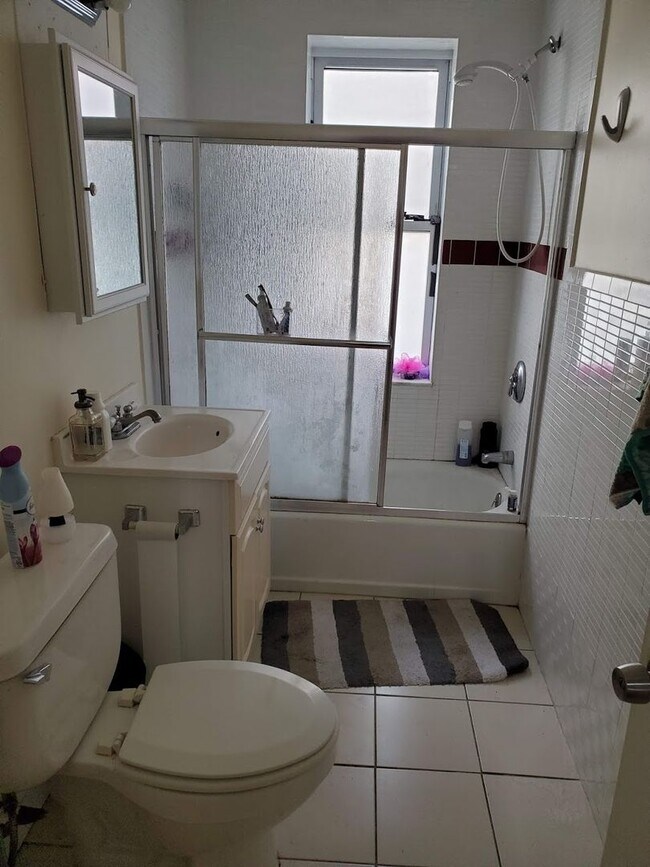 Building Photo - Great 3 Bed Available 9/1/26