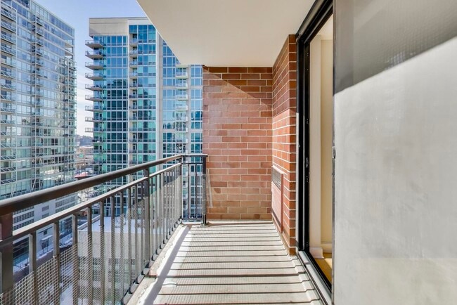 Building Photo - 451 W Huron St