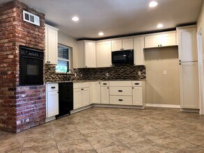 Building Photo - 3 Bedroom / 2 Bath / 2 Car Garage and Carp...