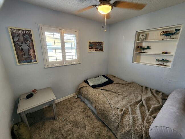 Building Photo - Great beachside 2/2/1 on corner lot