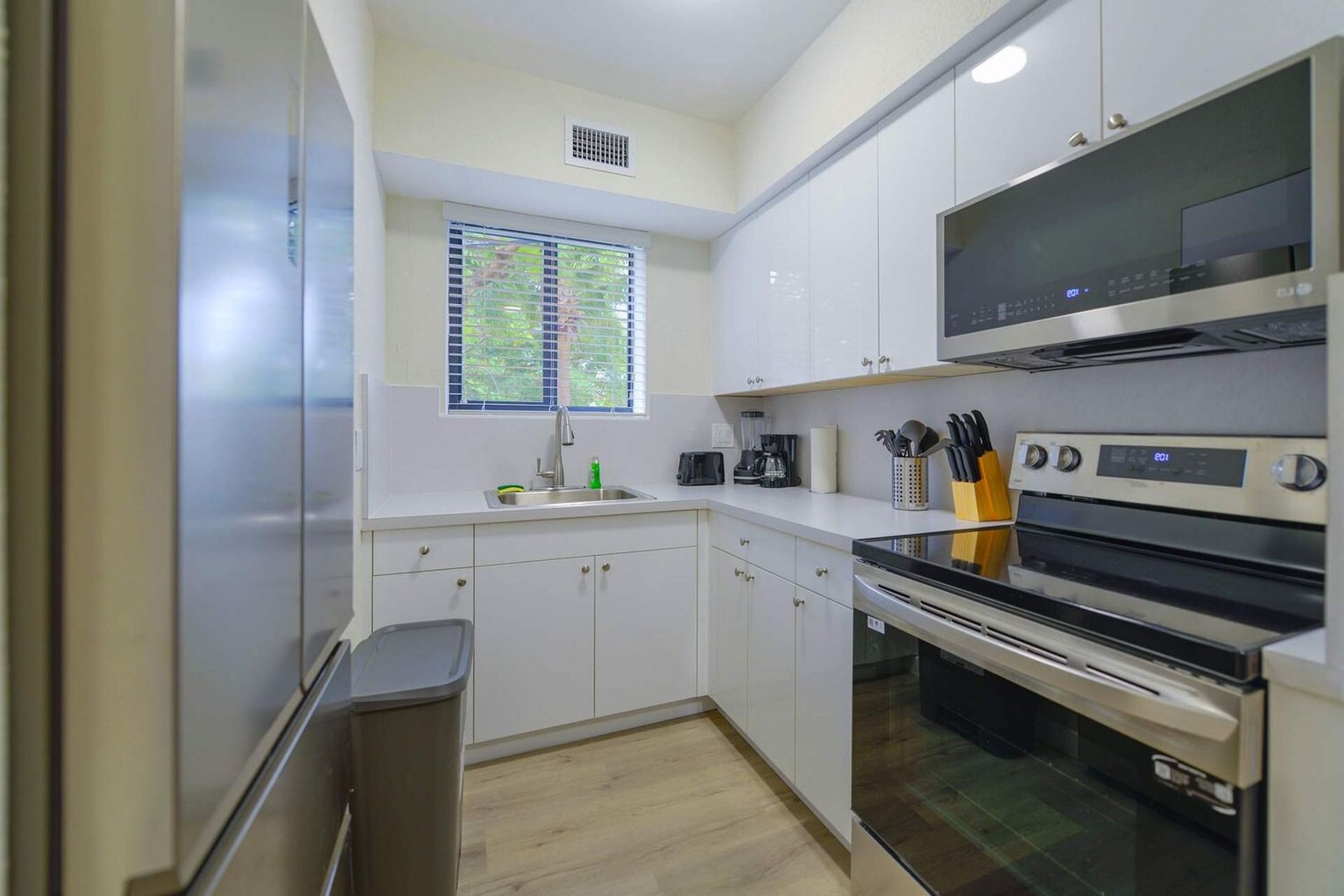 Building Photo - 700 SW 11th Ave