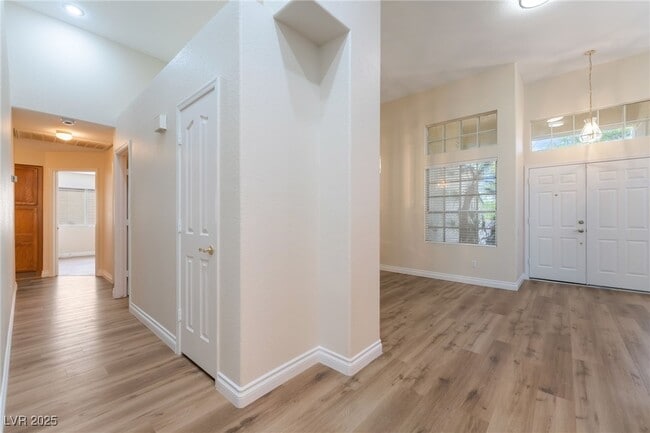 Building Photo - 8250 Fox Tail Way