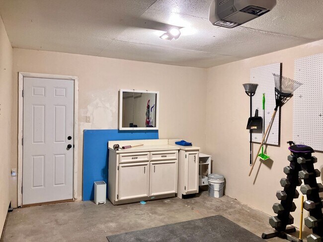 Building Photo - Newly Renovated Close to Intel