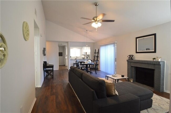 Building Photo - 518 Hunters Glen St