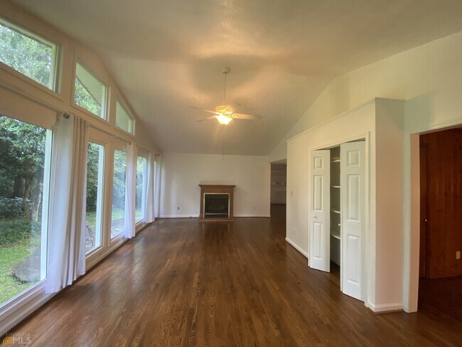 Building Photo - 2022 Woodbine Terrace NE