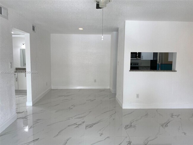 Building Photo - 733 Riverside Dr