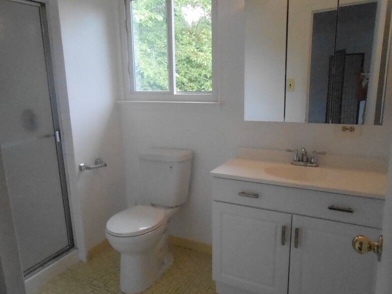 Great shower - 172 Wicks Rd