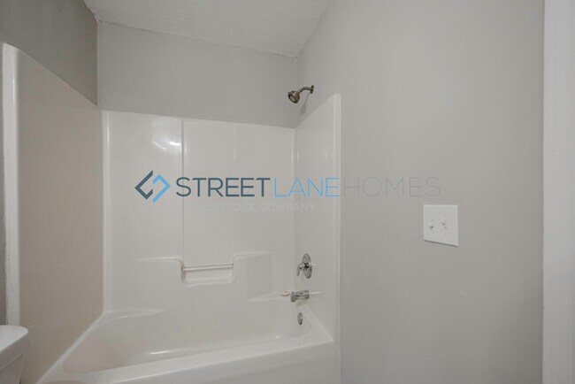 Building Photo - NOW OFFERING $250 OFF FIRST FULL MONTH IF ...