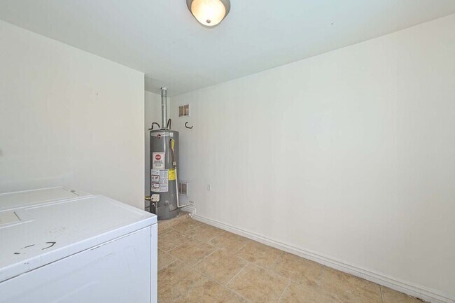 Building Photo - 352 E Beatryce St
