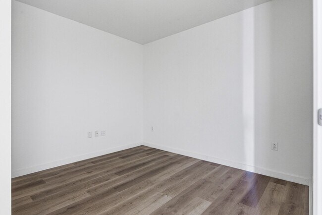 Building Photo - Martin 1905-Stunning Strip Views from this 2Bd Residence