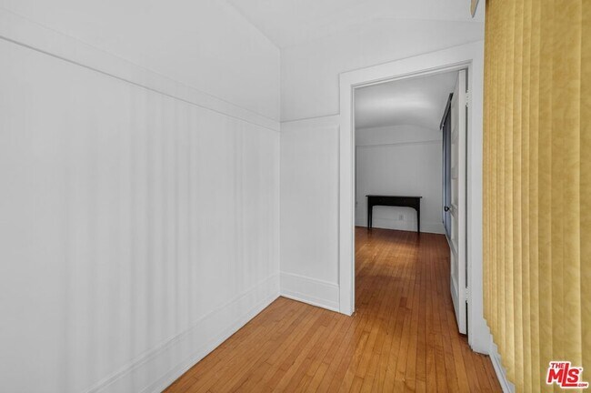Building Photo - 2215 W 21st St