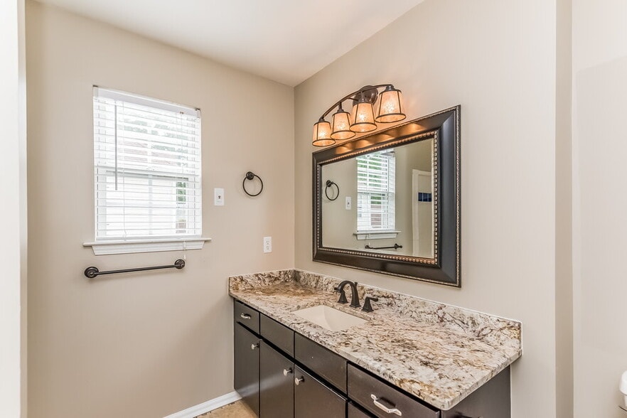 Building Photo - 332 Pinehurst Way