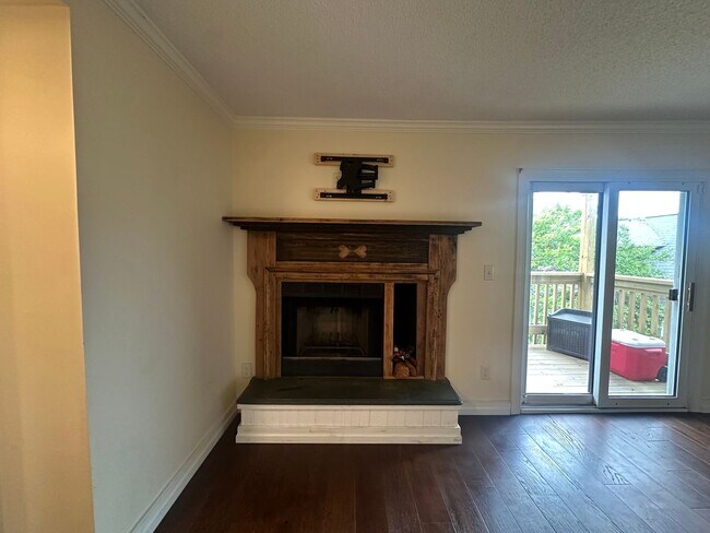 Building Photo - Beautiful 2-bedroom, 2-bath Condo just one block to the beach