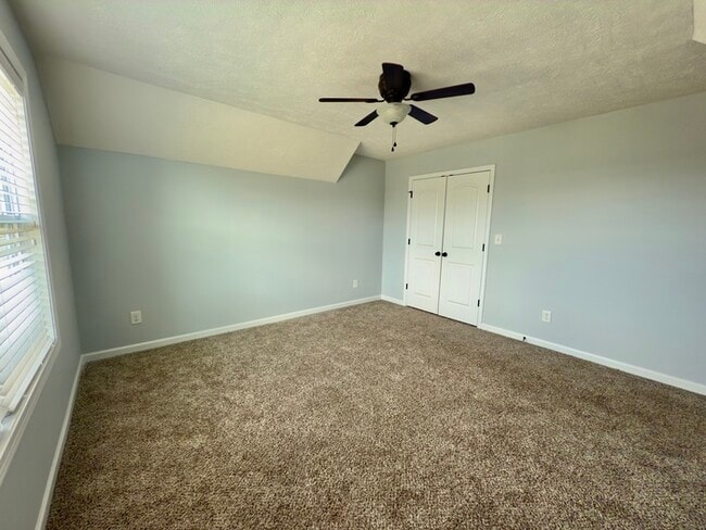 Building Photo - 532 Larkspur Dr