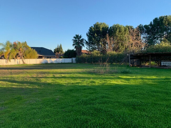 Building Photo - 4 bedroom home in convenient location on Alta Mesa Dr.
