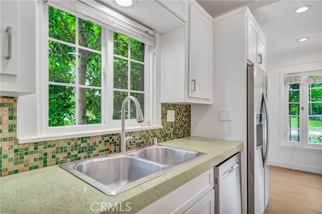 Building Photo - 546 S Beachwood Dr