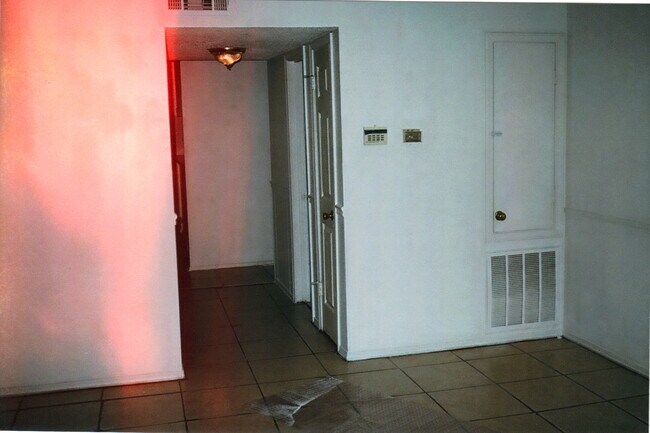 Building Photo - 1511a Kings Rd