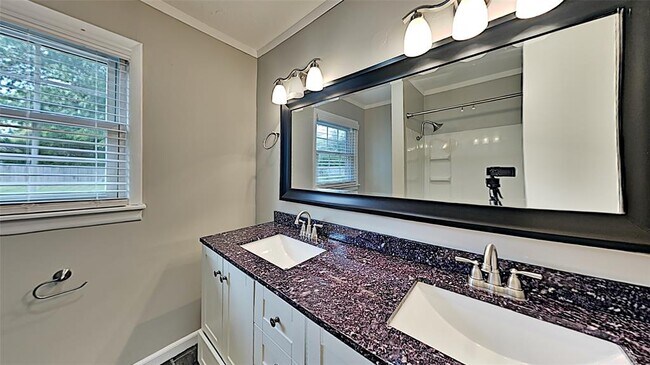 Building Photo - 2817 Clermont Pl