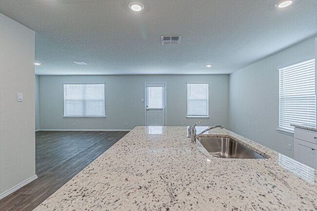 Building Photo - 4 bd/2 ba available NOW!! Wiseman/Talley F...