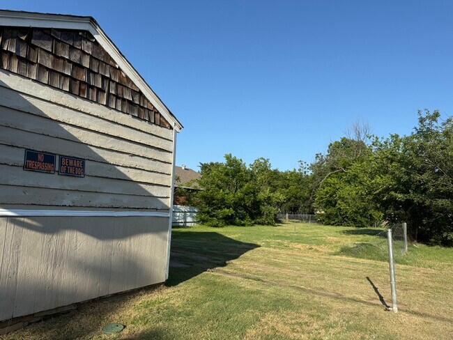 Building Photo - 2304 Ave D