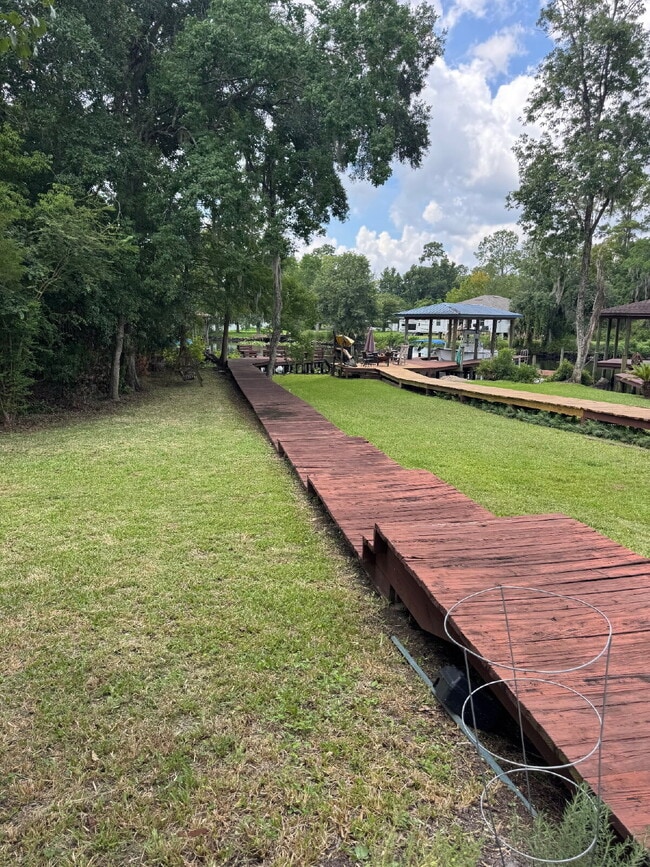 Building Photo - 2 bedroom 2.5 bath townhome with private d...
