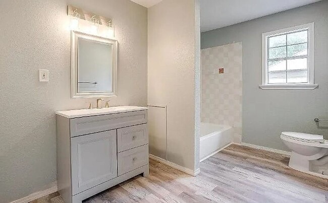 Building Photo - CHARMING 3/2 - Great Flooring - Historic Neighborhood