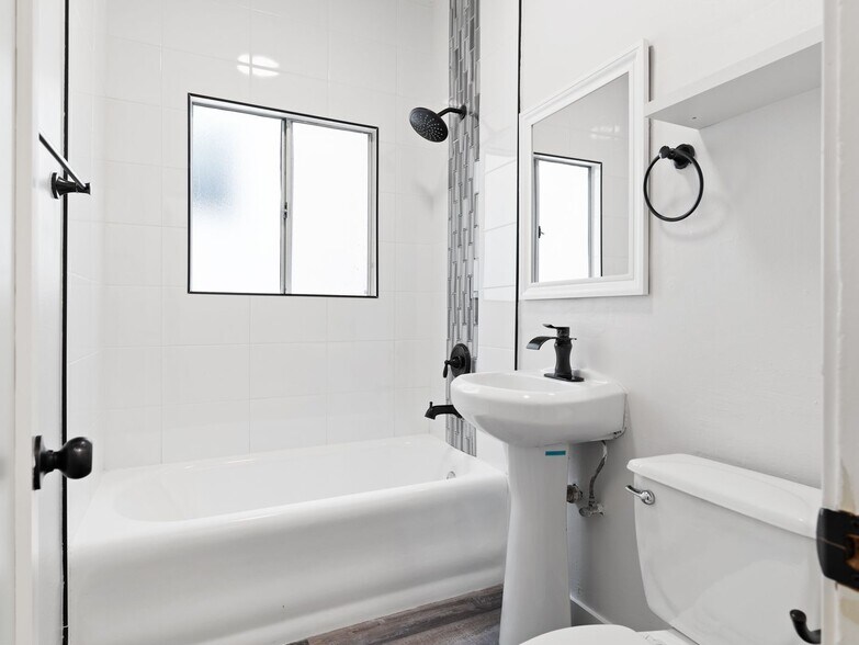 Building Photo - 608 W 6th St