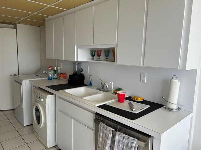 Building Photo - 4020 Galt Ocean Dr