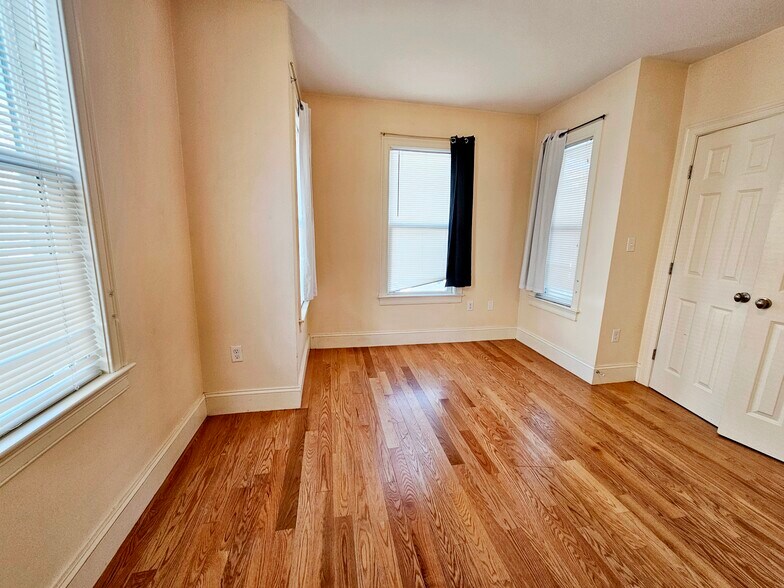 Building Photo - 35 Pratt St