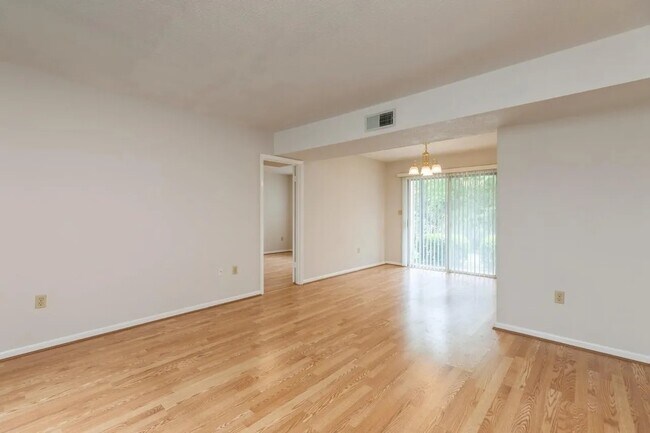 Building Photo - 104 Country Club Dr