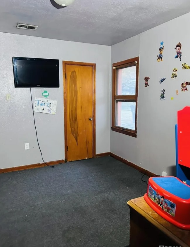 Building Photo - 4 bedrooms 1.5 baths