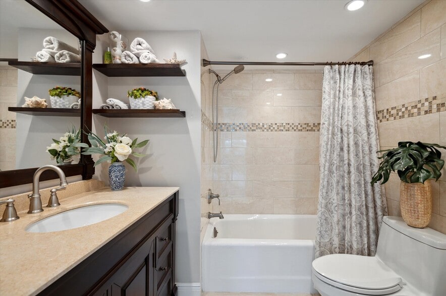Master Bath - 2841 N Ocean Blvd
