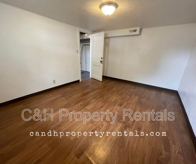 Building Photo - 1302 1st St W