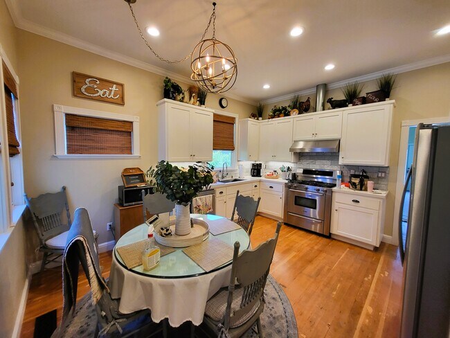 Building Photo - 119 Commercial St