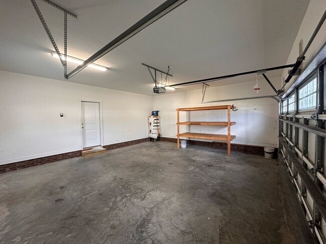 Building Photo - Perfect on Pineflat!