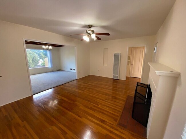 Building Photo - 916 Lighthouse Ave